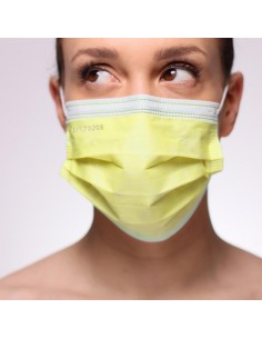 La siguiente fotografía muestra a una modelo portando una mascarilla de quirófano IIR de color fucsia