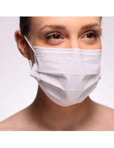 La siguiente fotografía muestra a una modelo portando una mascarilla ffp2 de color negro